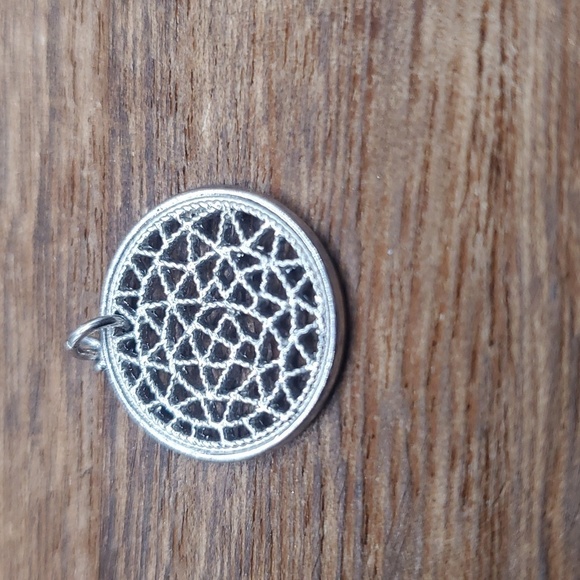 Sunburst lace pendant - Picture 2 of 2